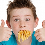 Лишний вес «наедается» в детстве: как не переедать при стрессах?